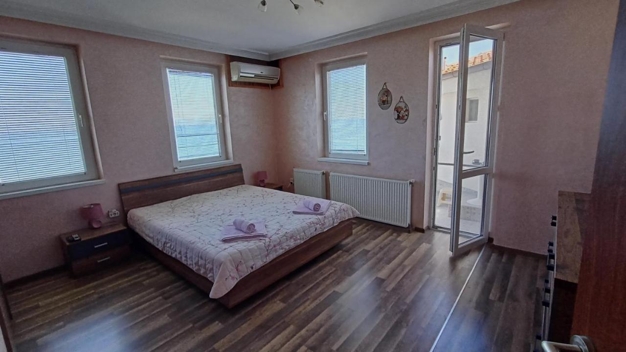 Nikolovi Home Apartments Pomorie Eksteriør billede